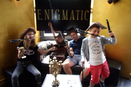 Un grand bravo à nos jeunes pirates qui repartent fièrement avec le trésor de Barbe-Noire, après avoir résolu tous les mystères de la pièce !